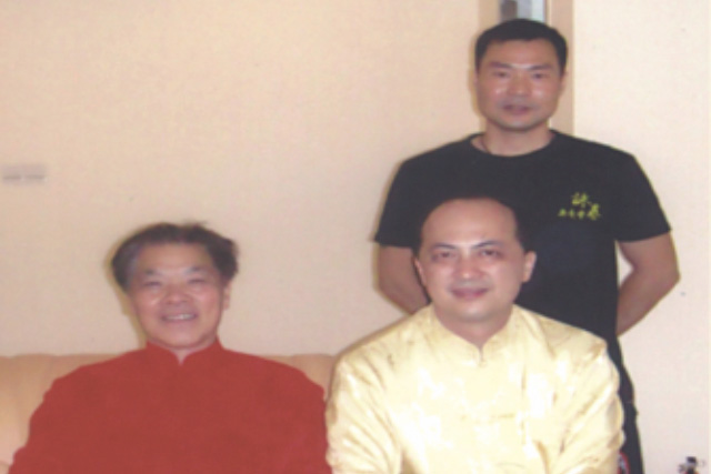 拜佛山精武体育会会长梁旭辉为师