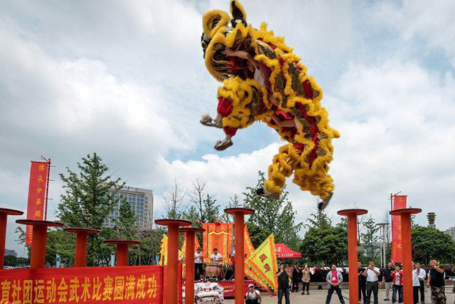 创办浙江温岭醒狮武术表演团